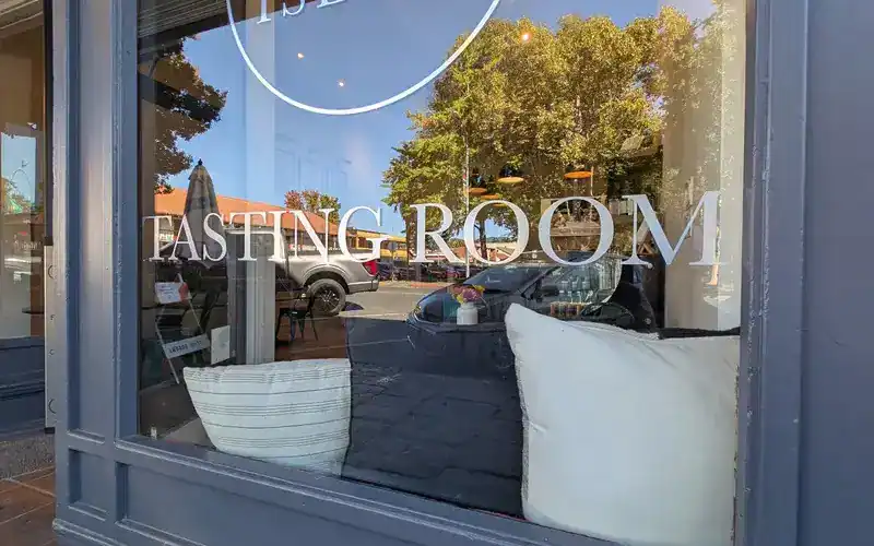 custom vinyl window lettering